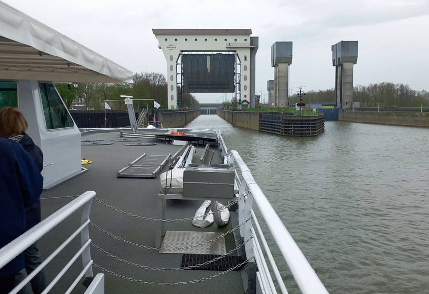 Balades Nieul Loisirs - Croisière sur le Rhin (04/2024): passage d'une écluse pour prendre un canal vers Amsterdam